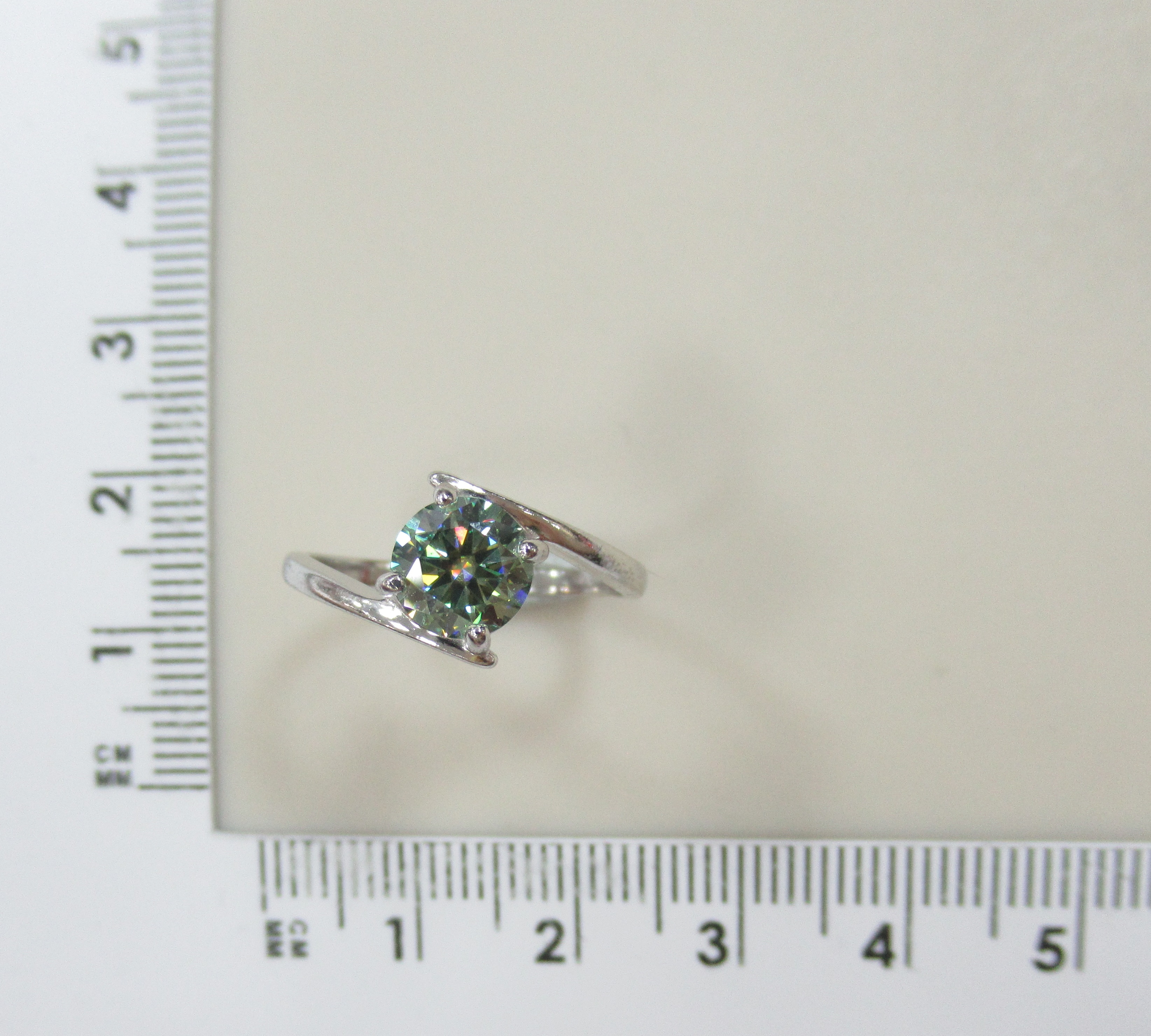 Серебряное кольцо с зеленым муассанитом